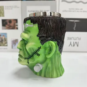 Detailansicht der Frankenstein-Tasse mit 3D-Gesichtszügen und Edelstahlrand
