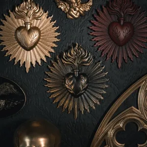 Placca da Parete Vintage Gotico Sacro Cuore Resina Scultura a Rilievo Cuore Fiammeggiante Con Raggi Per Decorazione Casa Ornamento Regalo
