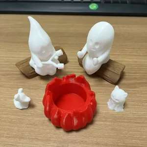 Λεπτομέρεια από 3D φιγούρες φαντασμάτων γύρω από φωτιά για διακόσμηση Halloween