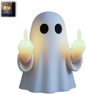 Dettaglio della mano luminosa di una divertente lampada LED fantasma con dito medio