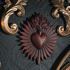 Placca da muro gotica Sacro Cuore con raggi e fiamme su sfondo damascato scuro