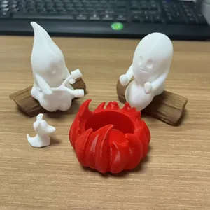Λεπτομέρεια από 3D εκτυπωμένα φαντάσματα με ξυλάκια ζαχαρωτών και κόκκινες φλόγες