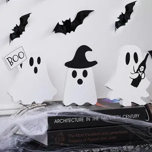 Τρία ξύλινα φαντάσματα Halloween με πινακίδα BOO και καπέλο σε φόντο ιστού αράχνης