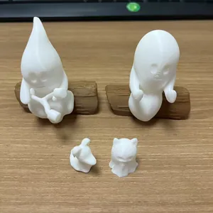 Λεπτομερή 3D εκτυπωμένα μίνι φαντάσματα Halloween σε ρουστίκ ξύλινη επιφάνεια