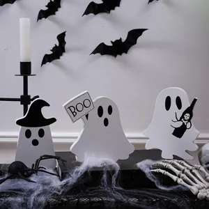 Σετ 3 ξύλινα διακοσμητικά φαντάσματα Halloween σε λευκό χρώμα με καπέλο και σήμα BOO