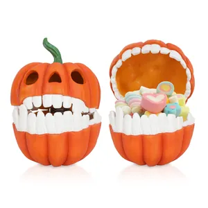 Macro della scatola porta caramelle a zucca con texture e divertenti denti bianchi
