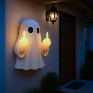 Dettaglio lampada fantasma a parete con dita medie luminose per decoro Halloween