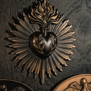 Placca da parete Sacro Cuore gotico con design a fiamma e finitura bronzo antico