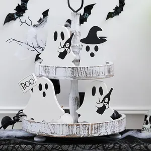 Ξύλινα φαντάσματα Halloween σε λευκό ρουστίκ δίσκο δύο επιπέδων με πινακίδα BOO και καπέλα