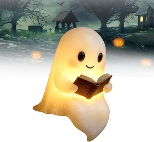 Détail d'une veilleuse fantôme mignonne avec lumière LED chaude et texture résine