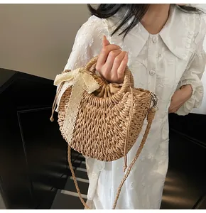 Détail du sac en paille tissé à la main avec nœud en dentelle et doublure intérieure