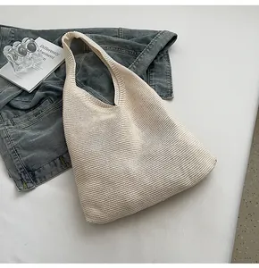 Nahaufnahme der beigen Stricktasche mit feiner Rippstruktur und weichem Webmaterial