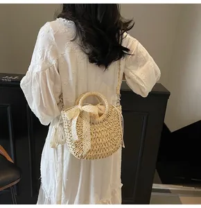 Détail du sac de plage en paille avec nœud en dentelle délicate et doublure à cordon