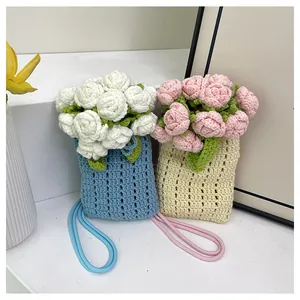 Detail der handgefertigten Häkel-Minitasche mit blauen und beigen Strickstrukturen