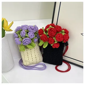 Detail der handgestrickten Handyhülle mit 3D-Rosen und feiner gewebter Textur