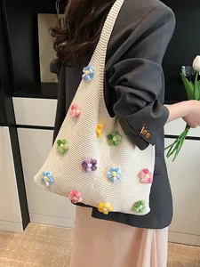 Schicke cremefarbene Strick-Tote-Bag mit bunten 3D-Häkelblumen und Schulterriemen