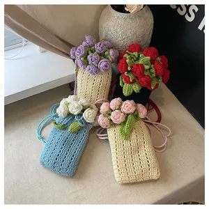 Detail von vier handgehäkelten Handytaschen mit 3D-Rosen und gewebten Texturen