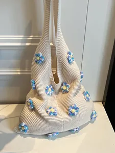 Minimalistische Strick-Einkaufstasche in Cremeweiß mit bunten Häkelblumen und breitem Gurt
