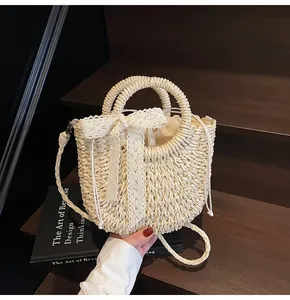 Détails d'un sac en paille tissé à la main avec noeud en dentelle et doublure interne