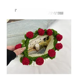 Vue détaillée du sac seau tissé à fleurs montrant l'intérieur spacieux et les accessoires