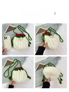 Vue détaillée du sac seau au crochet fait main avec roses et détails en tricot