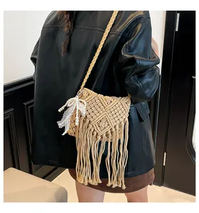 Nahaufnahme der Boho-Webtasche mit langen Fransen und zartem Spitzen-Perlen-Anhänger