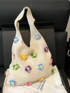 Handgefertigte Häkel-Einkaufstasche mit bunten 3D-Strickblumen in einer Premium-Box