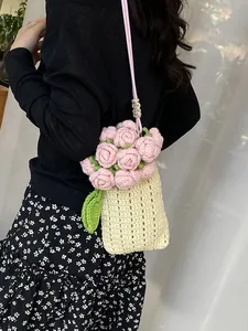 Handgefertigte Häkel-Minitasche mit Rosenblüten, rosa Blumenakzenten und weißer Strickbasis
