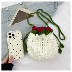 Détail du sac seau au crochet fait main avec roses rouges et étiquette handmade