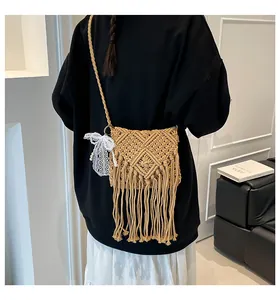 Detail der böhmischen khakifarbenen gewebten Tasche mit langen Fransen und Spitzenbogen