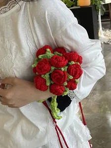 Handgefertigte gestrickte Handy-Minitasche mit roten Häkelrosen und schwarzem Boden