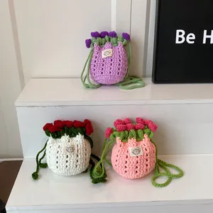 Détail de sacs seaux tulipes faits main au crochet avec étiquettes cœur et textures