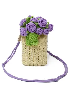 Gestrickte Mini-Handytasche mit lila Häkelrosen und Blattdetails im pastoralen Stil