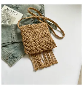 Detailaufnahme der gewebten Boho-Tasche mit Baumwollfransen und geflochtenem Schultergurt