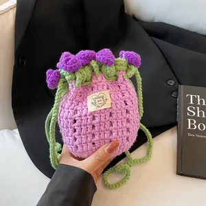 Détail du sac seau crocheté violet fait main avec fleurs 3D et étiquette artisanale