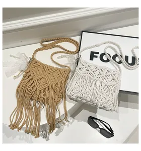 Detailaufnahme handgefertigter Boho-Häkeltaschen mit Fransen und Perlenspitzen-Akzenten