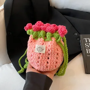 Gros plan du sac seau rose au crochet avec détail d'étiquette tissée fait à la main