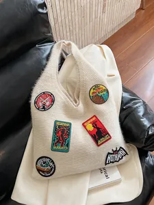 Sac fourre-tout chic en tricot avec écussons de créatures mythiques pour un look décontracté