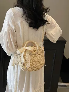 Sac de plage en paille tressée à la main avec chaîne en perles et nœud en dentelle élégant