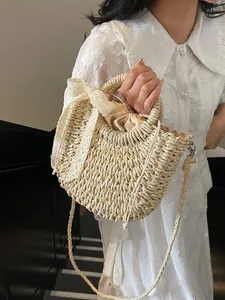 Sac de plage en paille fait main avec nœud en dentelle blanche et bandoulière perle