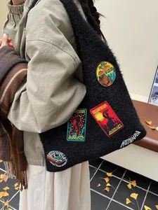 Sac cabas noir en peluche avec broderies de créatures et texture mohair douce