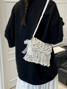 Böhmische gewebte Macramé-Umhängetasche mit Fransen und Spitzenschleife für den Urlaub