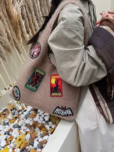 Sac fourre-tout en maille marron clair avec écussons brodés de créatures