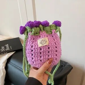 Détail du sac seau au crochet violet fait main avec étiquette HANDMADE with love