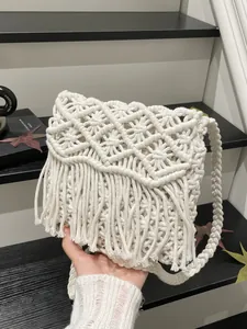 Handgefertigte Boho-Macramé-Umhängetasche mit langen Fransen und gewebten Baumwollmustern