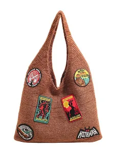 Sac fourre-tout en tricot marron avec écussons brodés rétro de créatures mystérieuses