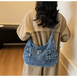 Dettaglio della borsa hobo in denim vintage con fibbie in metallo e blu lavato