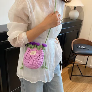 Détail du sac seau au crochet violet avec cordon vert et étiquette fait main