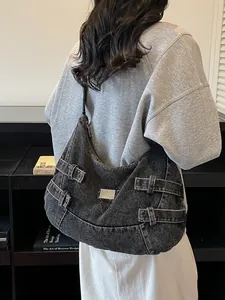 Borsa tote vintage in denim grigio scuro lavato con fibbie metalliche e design hobo