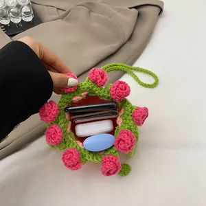 Vue détaillée du sac seau crocheté à la main avec roses 3D roses et capacité intérieure